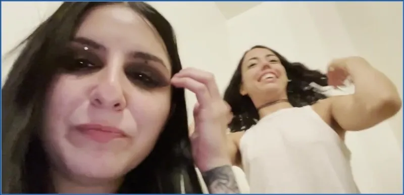 Kaitlyn Katsaros op het toilet bij haar ontlasting downloaden op OranjeScat