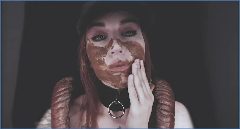 SweetBettyParlour pikt de ontlasting van haar man en smeert zichzelf in - scat video op OranjeScat