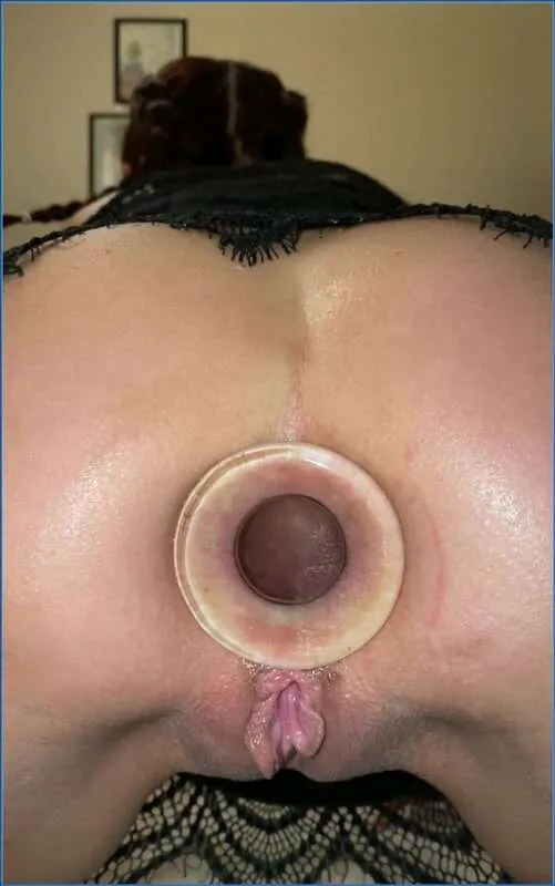 LilbuttLex speelt met twee glazen plugs in haar kont - scat video op OranjeScat