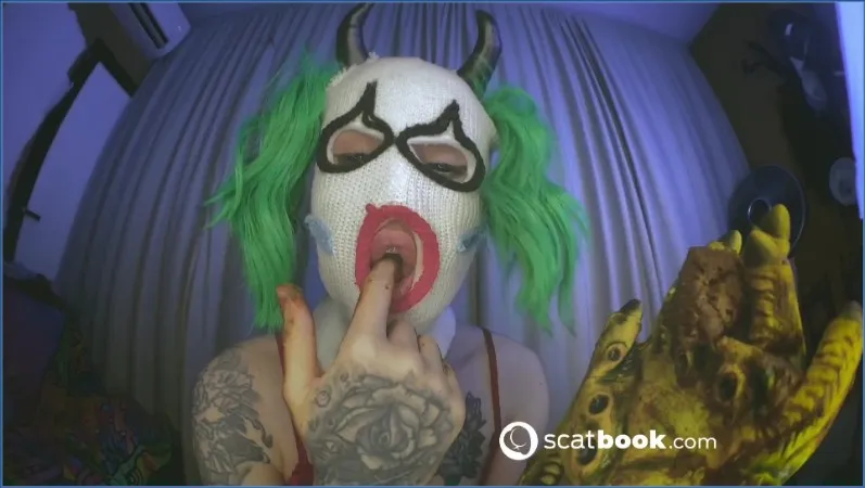 Sweet Betty Parlour als Evil Clown vangt uitwerpselen op - scat video op OranjeScat