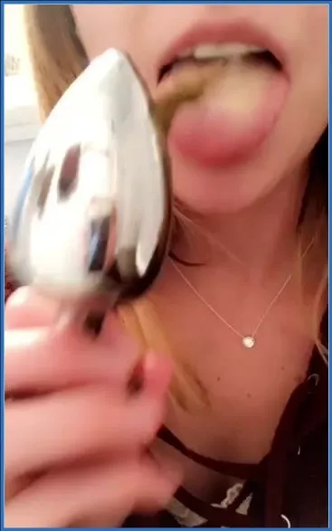 LilbuttLex likt haar buttplug genietend schoon na het anaalspel downloaden op OranjeScat