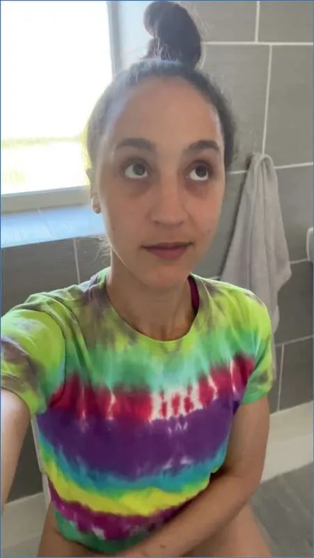 Ella Dearest legt rustig een stille scat-lading af op het toilet - scat video op OranjeScat