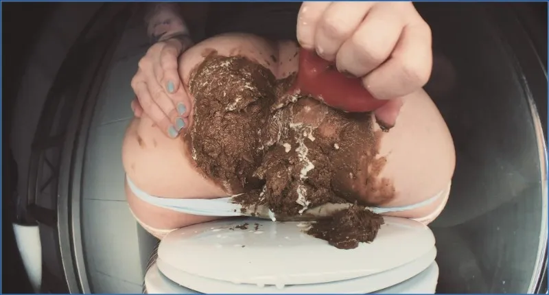 Sweet Betty Parlour bevuilt haar witte slipje met scat - scat video op OranjeScat