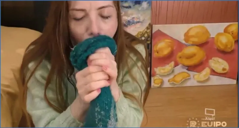 Nicol Remy kotst en spuugt voor de webcam downloaden op OranjeScat
