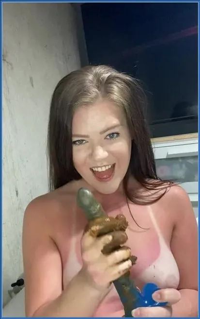 Foxness reinigt haar vuile dildo na het anaalspel downloaden op OranjeScat