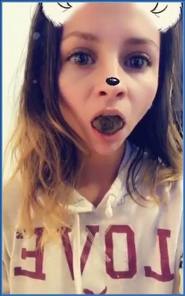 LilbuttLex speelt met anaalkoord en neemt het ass to mouth downloaden op OranjeScat