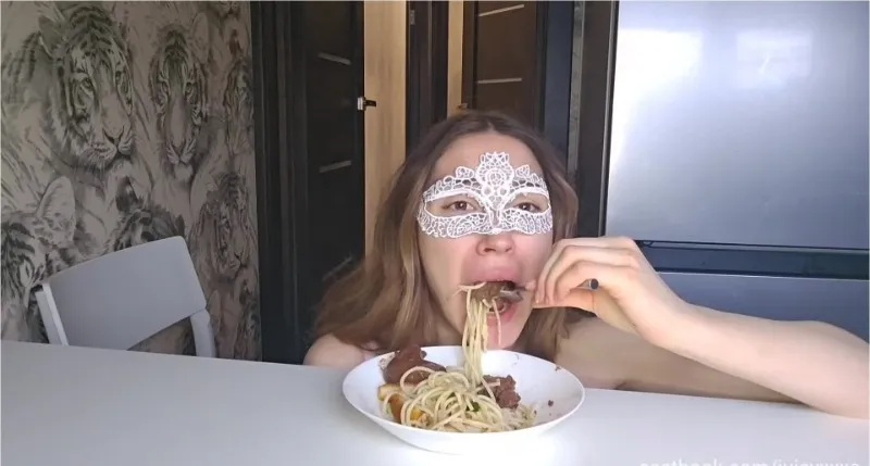 Juicy XXXO en haar smerige spaghetti-spel met scat - scat video op OranjeScat