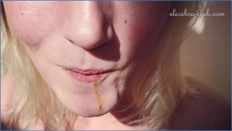 Elecebra voedt met scat en gouden regen in bizar spel - scat video op OranjeScat