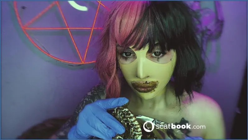 Sweet Betty Parlour serveert haar bro een heel speciaal gerecht - scat video op OranjeScat