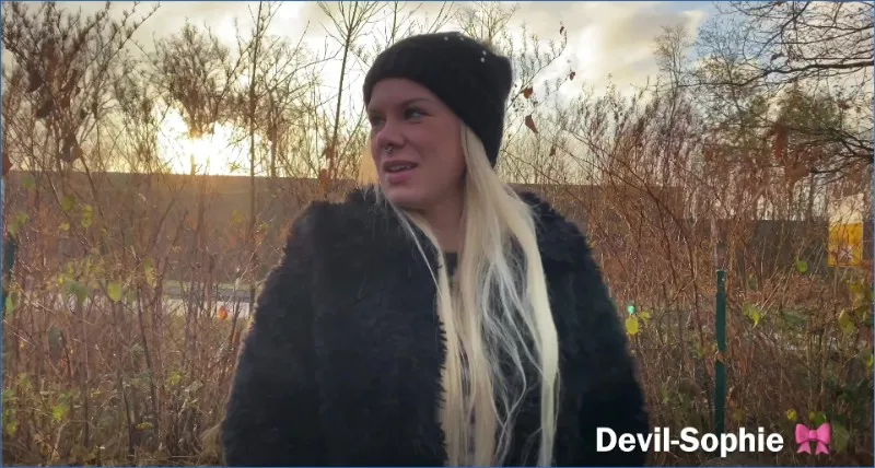 Devil Sophie moet dringend poepen op de McDonalds parkeerplaats - scat video op OranjeScat