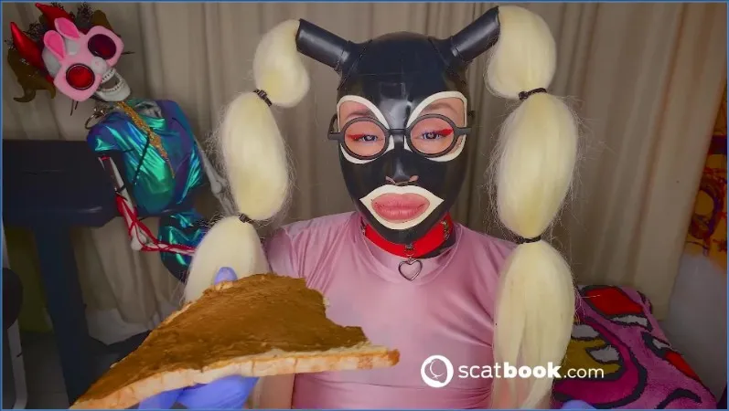 Sweet Betty Parlour slikt haar eigen scat smakelijk door - scat video op OranjeScat