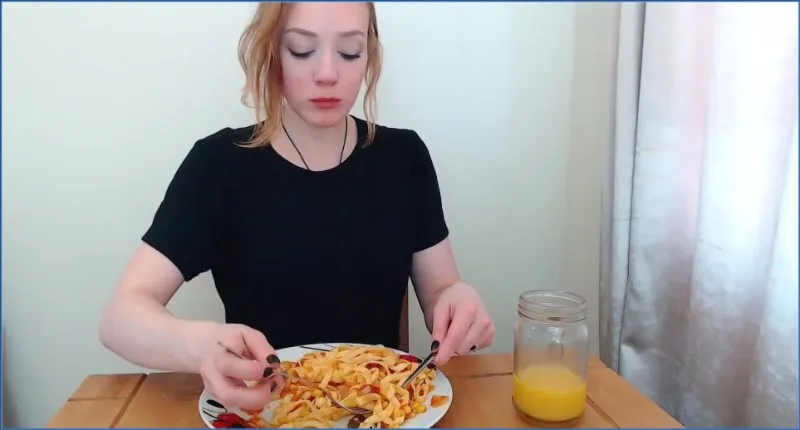 Spankmepink eet zich vol en perst verse scat naar buiten downloaden op OranjeScat