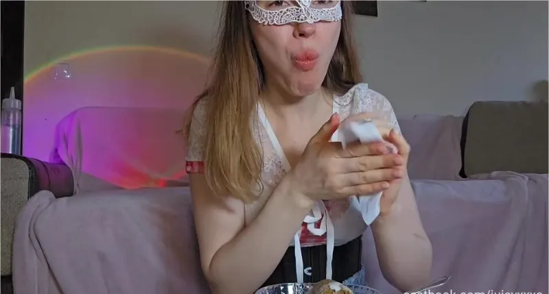 Juicy XXXO besmeurt zich met scat en gouden regen - scat video op OranjeScat