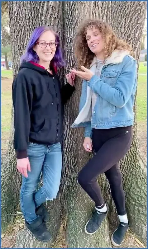 VibeWithMolly en tweede MILF flitsen en plassen in het openbaar downloaden op OranjeScat