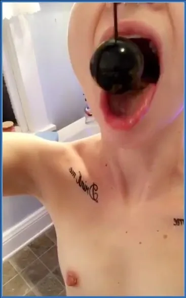 LilbuttLex likt haar anaalkogelketting schoon na het spel downloaden op OranjeScat