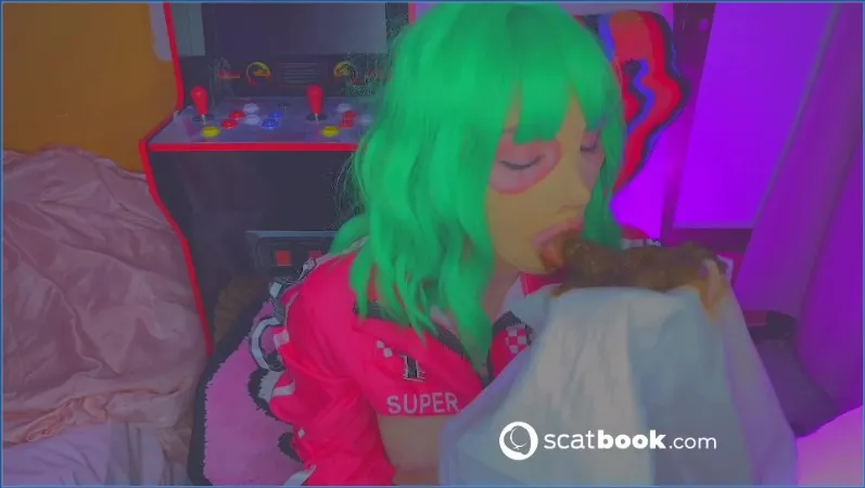 Sweet Betty Parlour speelt met 1,5 kilo scat en squirt de hele nacht door - scat video op OranjeScat