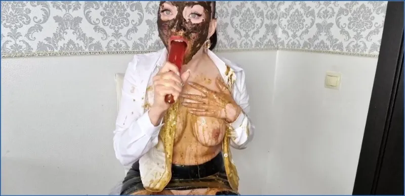 Scatlina als vieze secretaresse met scat tijdens de lunchpauze - scat video op OranjeScat