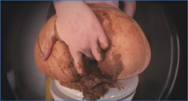 SweetBettyParlour vol gepoepte gele panty en pittige ontlastingssoep - scat video op OranjeScat