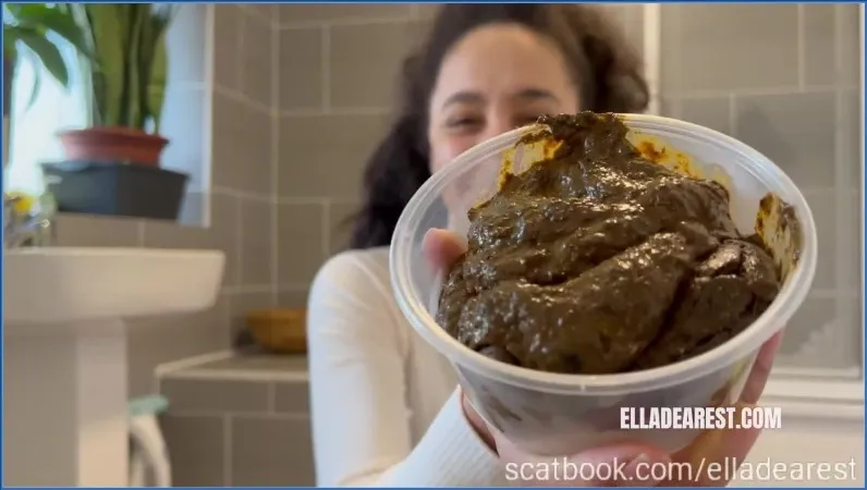 Ella Dearest serveert je haar volle ontlasting na het zondagseten downloaden op OranjeScat