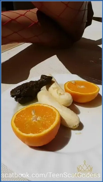 Godess Kink vult de fruitschaal met verse ontlasting - scat video op OranjeScat