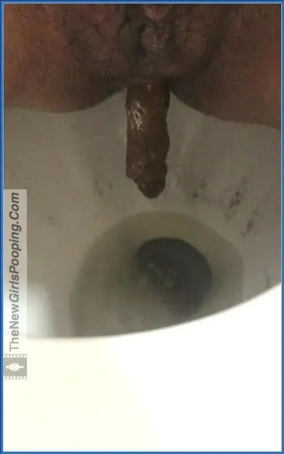 EFRO Sabrina hurkt alleen op het toilet en perst haar ontlasting eruit - scat video op OranjeScat