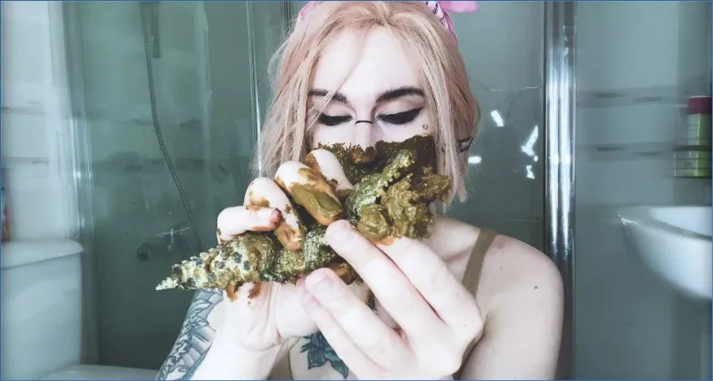 Sweet Betty Parlour speelt wild met krokodil-toy en scat - scat video op OranjeScat
