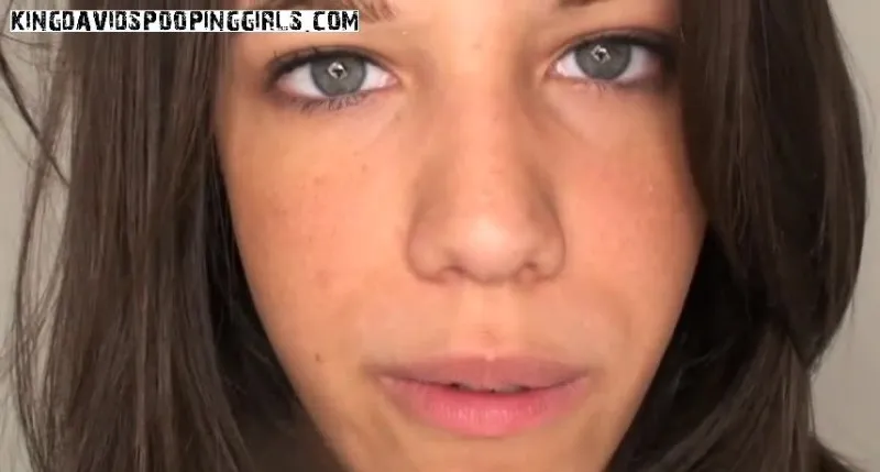 Alina schijt buiten op het grasveld een dikke hoop - scat video op OranjeScat