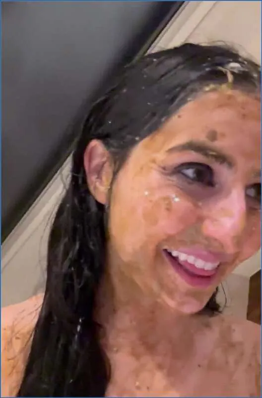 Kaitlyn Katsaros waagt haar eerste scatscène voor de camera - scat video op OranjeScat