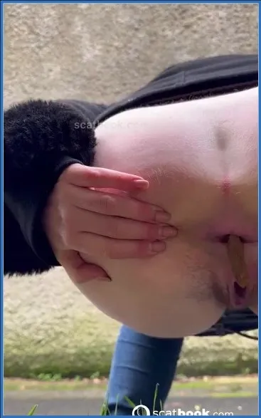 Miss Poop wordt overvallen door een dringende behoefte tijdens een wandeling downloaden op OranjeScat