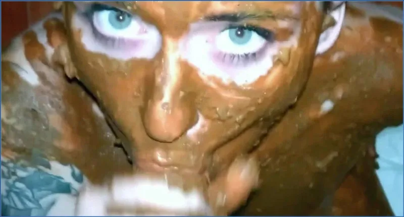 Dirty Betty pijpt terwijl ze haar behoefte doet downloaden op OranjeScat