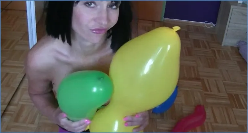 Maria Devot vult ballonnen met scat en kneedt ermee - scat video op OranjeScat