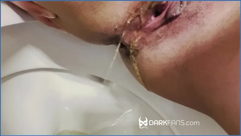 Didiyafei from the Emirates Engages in brutal Scat video downloaden op OranjeScat